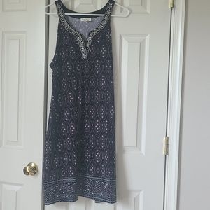 Sleevless Embroidered Trim Shift dress